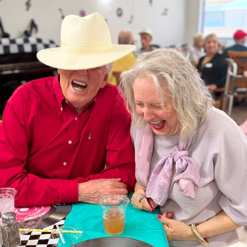 Laughing Couple 800Px