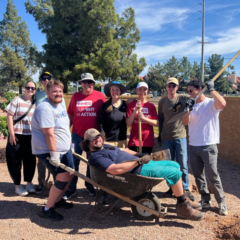 Volunteers With Tools 800Px